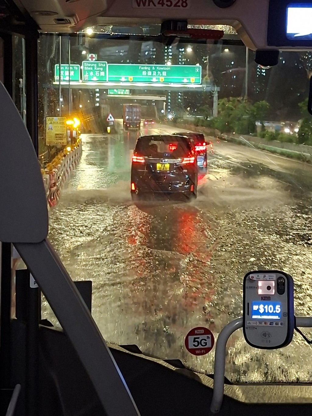黃雨｜新界水浸大暴雨家長學生冒雨出門網民湧天文台FB狂批：玩殘學生