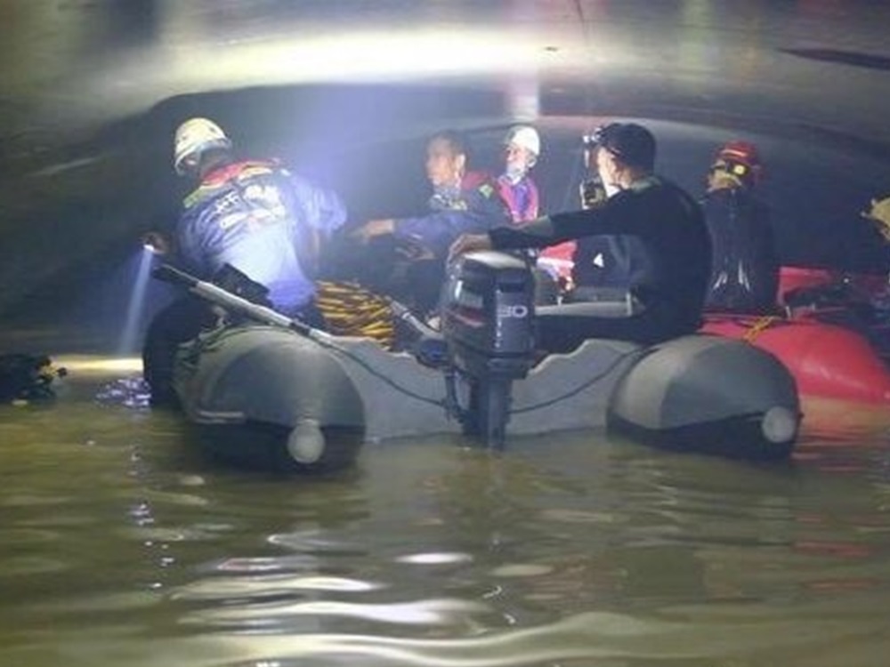 救援人員早前在隧道搜救。網圖