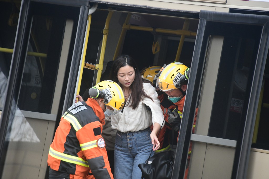 熱心女子被救落車。fb：車cam L（香港群組）