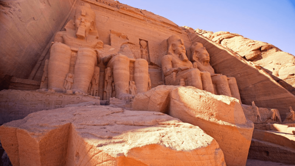 大神廟（Great Temple)，前景的岩石就是在古代地震中墜落的拉美西斯二世巨型坐像的頭部 。（圖片由馮敏如提供）