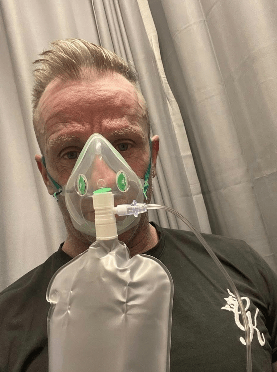 林奇抵達急診室後，醫護人員見其臉色發藍，不敢怠慢，隨即安排他接受氧氣治療。fb@TommyLynch