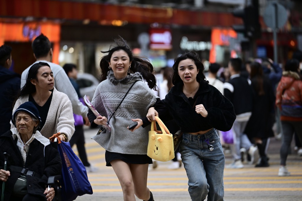 本港天气急降，市民要小心御寒。陈极彰摄