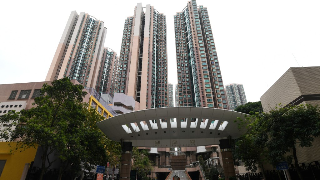 青衣灝景灣7座完成強檢， 3人未遵從強測公告各罰1萬元。