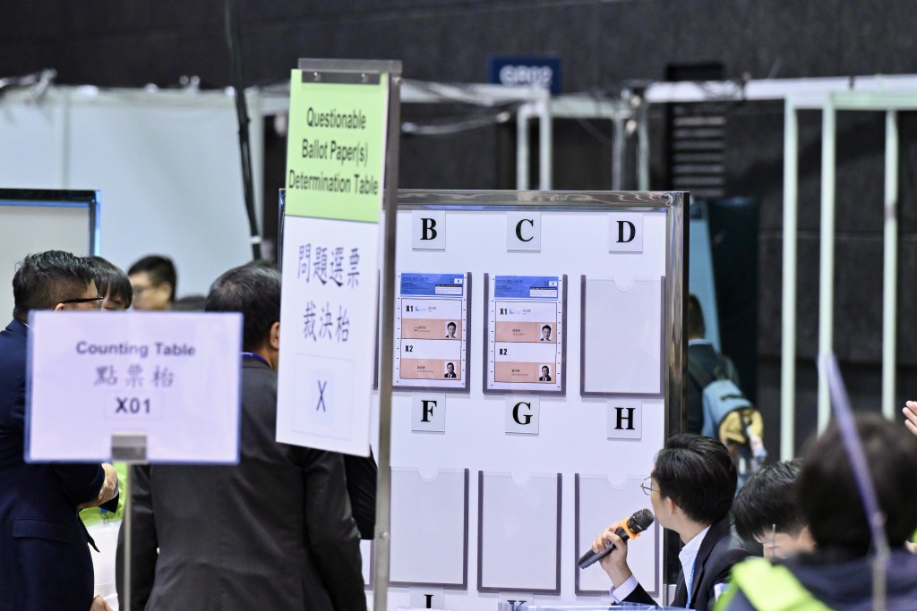 工作人員通宵進行點票。劉駿軒攝 工作人員通宵進行點票。劉駿軒攝