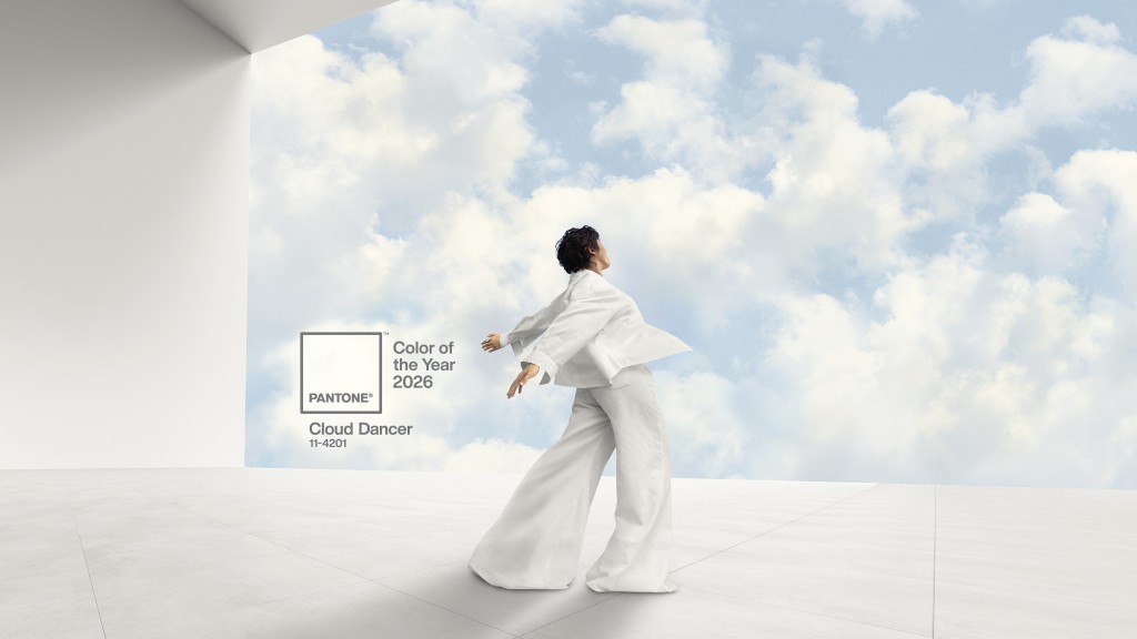 2026 Pantone年度代表色就是PANTONE 1 1 - 4 2 0 1 Cloud Dancer（云上舞白）。 （Photo Courtesy of Pantone）