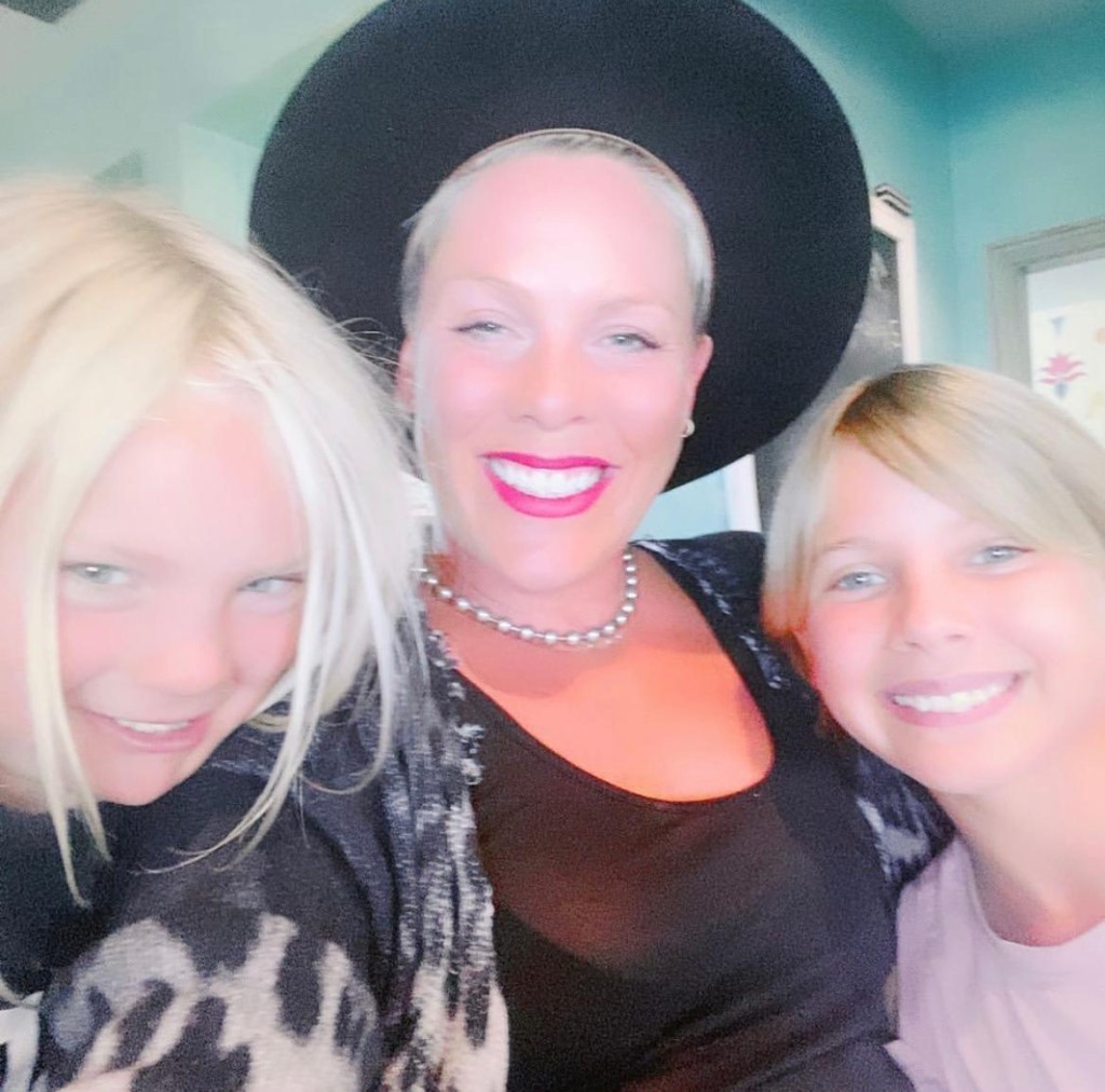 Pink称愿意为她们缴交1,500欧元罚款。