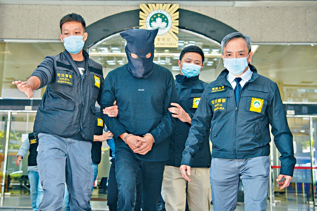 周焯華2021年在澳門被捕,被控以「創立及領導犯罪集團罪」等289項罪名。
