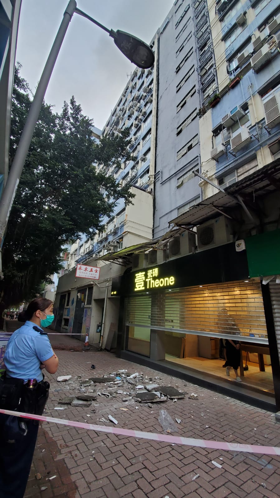 地上有大量石屎和石棉瓦碎片。