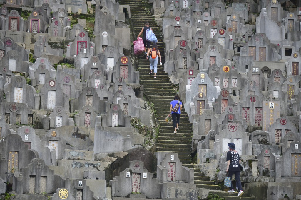 有網民指父親在掃墓時自爆咸豐年前的情史。資料圖片