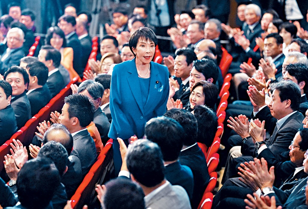 高市早苗當選自民黨總裁後，該黨議員鼓掌祝賀。