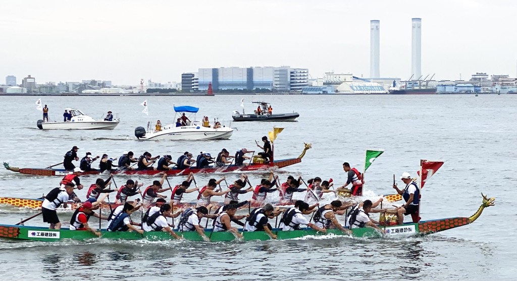 橫濱龍舟競賽始於1994年，今年吸引約130支隊伍參加連續兩個周末共四天的賽事。政府新聞處