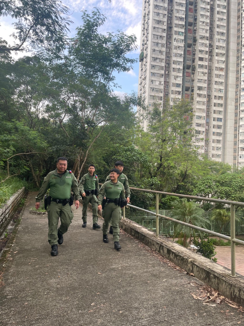 機動部隊人員高調巡查將軍澳及西貢區內爆竊案黑點，搜查山嶺叢林裡能讓不法人士匿藏的位置，並於西貢及將軍澳一帶村屋，以及區內主要幹道進行高姿態巡邏及在不同時段於策略位置設立路障截查可疑車輛。警察提供