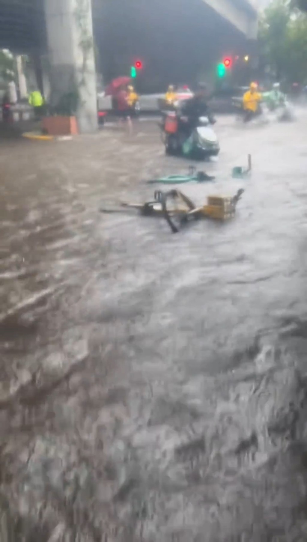 网传上海街头水浸的情况。微博@科技疯汇 网传上海街头水浸的情况。微博@科技疯汇