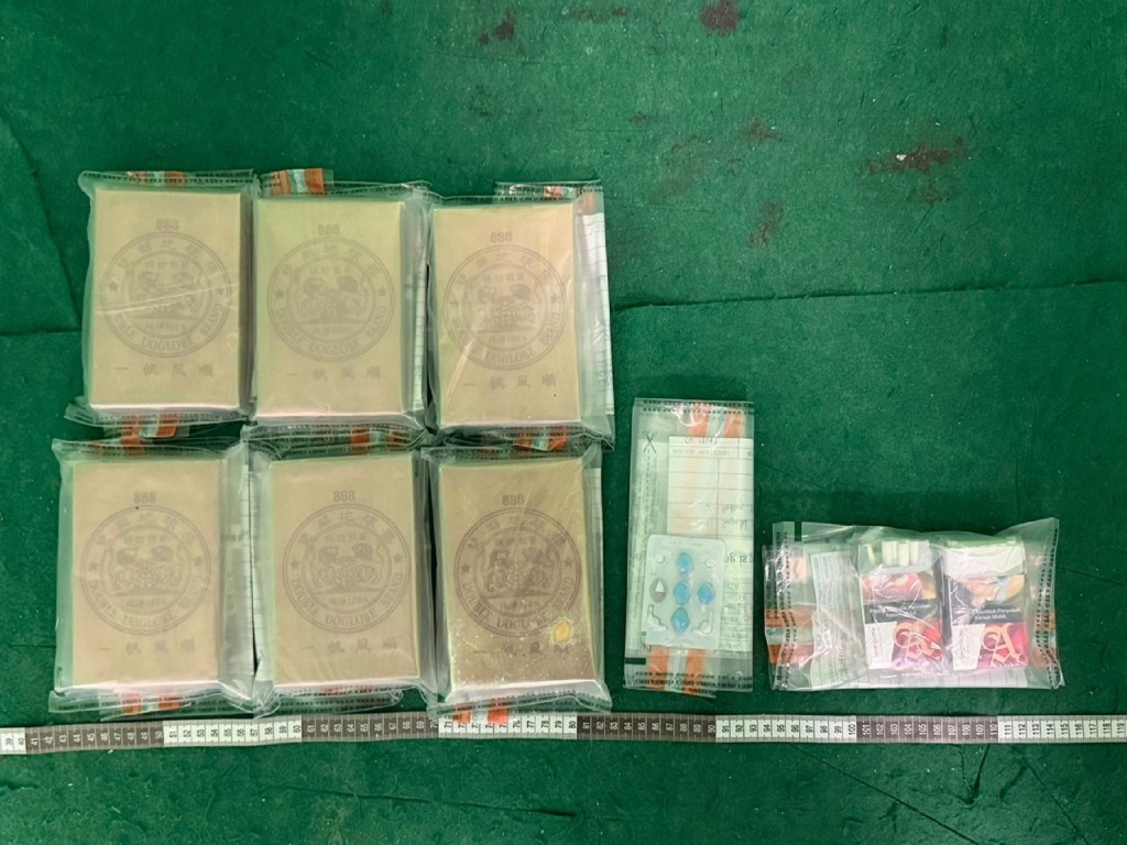 案件中檢獲的懷疑海洛英、懷疑威而鋼及未完稅香煙。政府新聞處圖片
