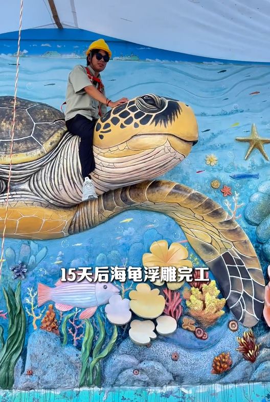 「狼尾兄弟」憑細膩、立體感強烈的浮雕壁畫成功創業。抖音@狼尾兄弟的浮雕VLOG