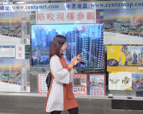 陳茂波指本港樓價處於超高水平。