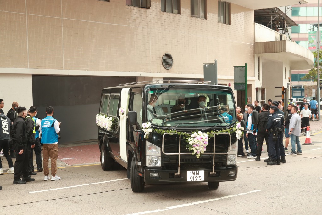 灵车大约12时10驶出殡仪馆，警方为灵车开路。