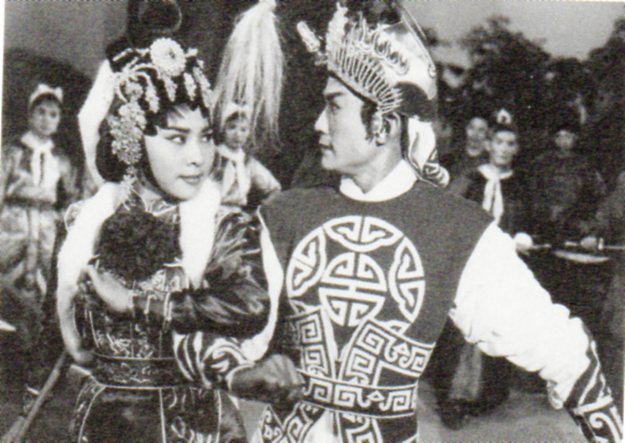 逑姐跟林家聲主演粵曲電影《三戰定江山》。