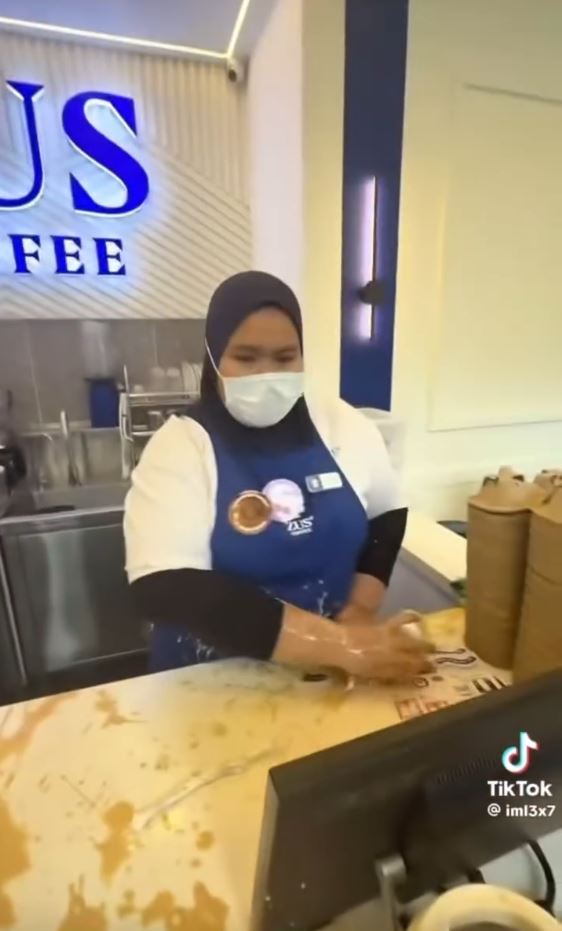 有大馬咖啡店店員與疑是中國的女遊客爆爭執，被對方潑咖啡。TikTok@iml3x7