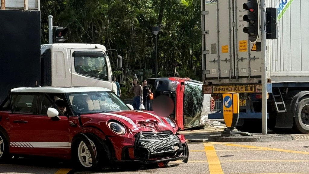 的士向左翻側。fb馬路的事 (即時交通資訊台）Kwok Kin Wang圖片 