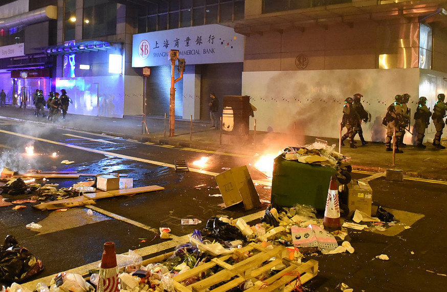 反修例期间，多区有人投掷汽油弹纵火。 资料图片