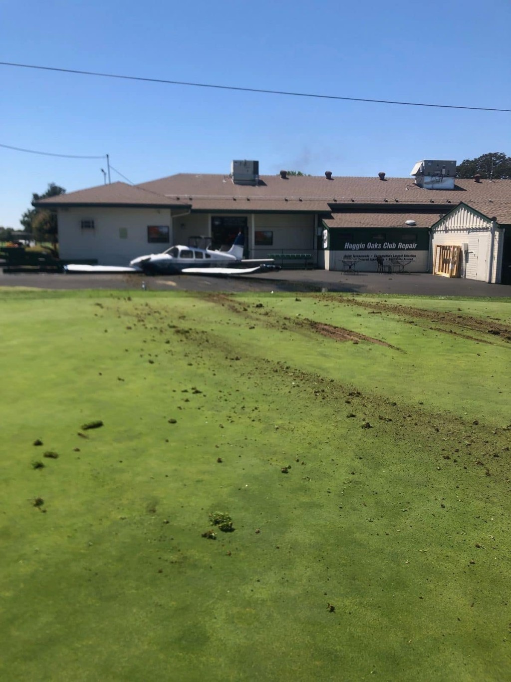 高爾夫球場上留下一道痕迹。（X@OnDisasters）