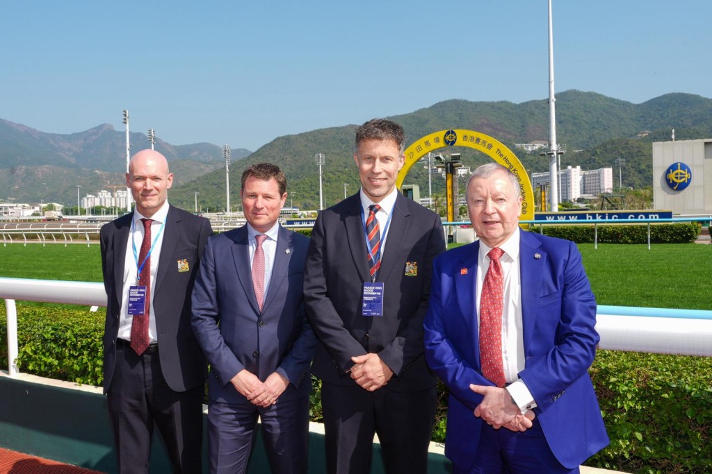 右起:馬會行政總裁應家柏、曼聯名宿朗尼莊臣、馬會體育業務執行總監施永傑。馬會圖片 右起:馬會行政總裁應家柏、曼聯名宿朗尼莊臣、馬會體育業務執行總監施永傑。馬會圖片