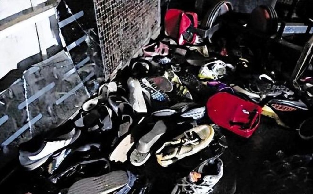 舞王俱樂部一個窗前堆滿了逃生者遺留的鞋。