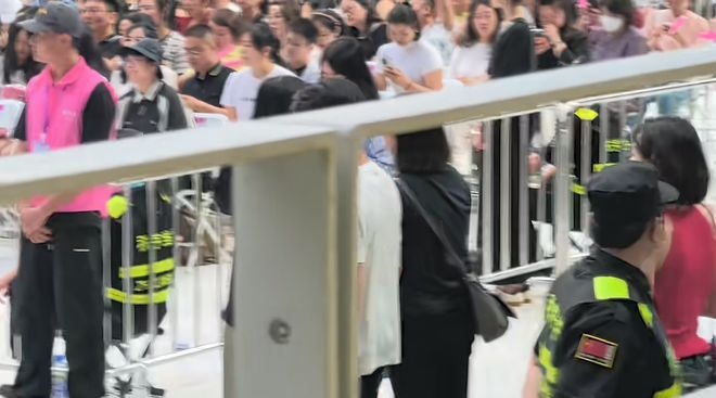 黃愷傑跟外傳為新婚妻子的紅衣女子保持距離。 黃愷傑跟外傳為新婚妻子的紅衣女子保持距離。