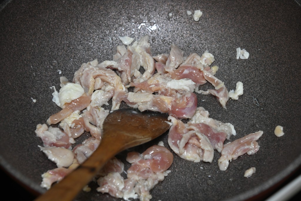 Step 5: 放入雞絲炒熟。Add the chicken thigh shreds and fry until done.