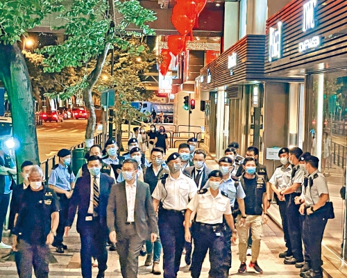 ■警隊「一哥」蕭澤頤(前排灰西裝)親自督師反罪惡,掃蕩黑幫操控場所。