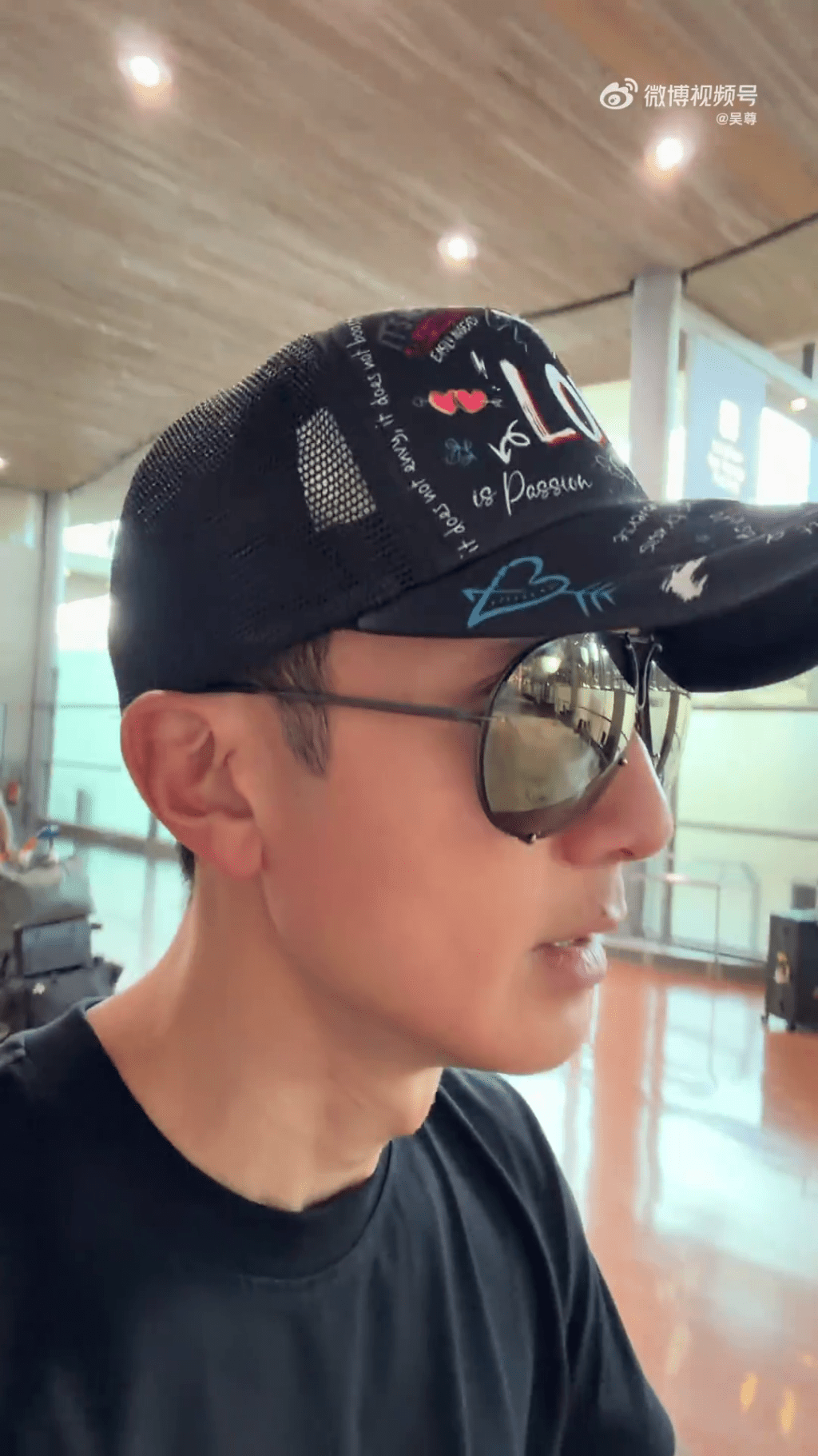 行李延誤三天無下文，吳尊拍片控訴國泰航空。微博