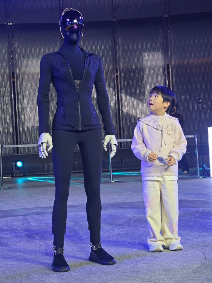 小鵬人形機械人IRON在深圳灣萬象城首次公開亮相。 小鵬人形機械人IRON在深圳灣萬象城首次公開亮相。