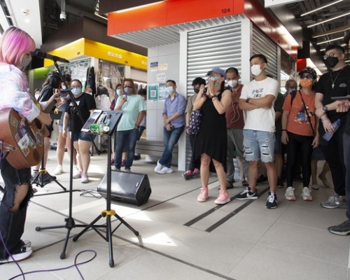 裕民市集善用出入口的空間舉辦音樂會活動，吸引年青人認識小販市集文化。