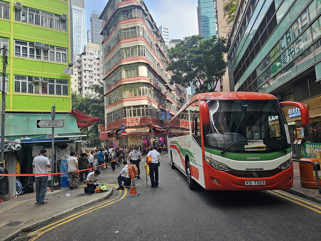 涉事旅巴停在現場。