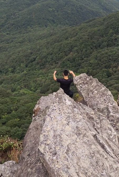 東莞有男子不顧危險在懸崖邊「練功」 ，惹來批評。抖音