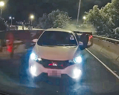 拖頭「擺尾」，拖架橫掃私家車車尾。