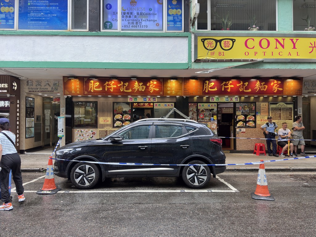 鋁窗直插入車廂內。梁國峰攝 鋁窗直插入車廂內。梁國峰攝