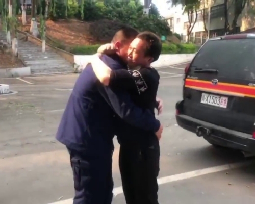 一名消防員在涼山滅火遇見親哥哥，相擁而泣，再三叮囑別告訴媽媽，情景動人。(網圖)