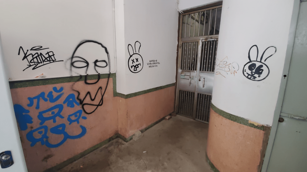 禮信大廈後樓梯遭塗鴉。