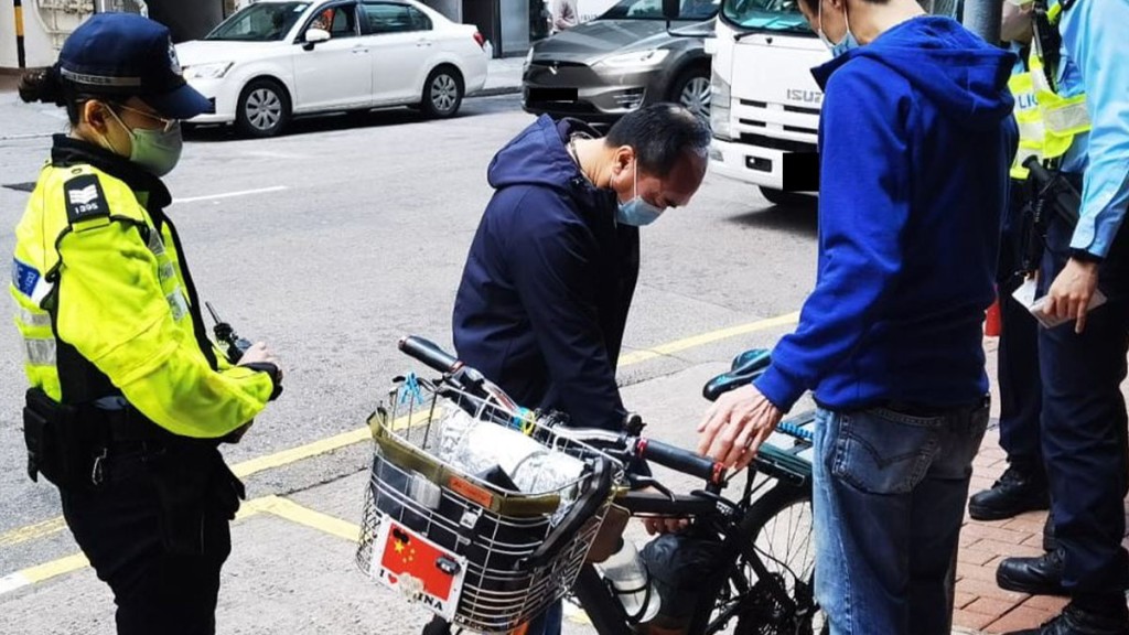 警方在深水埗区内打击单车违例事项。警方提供