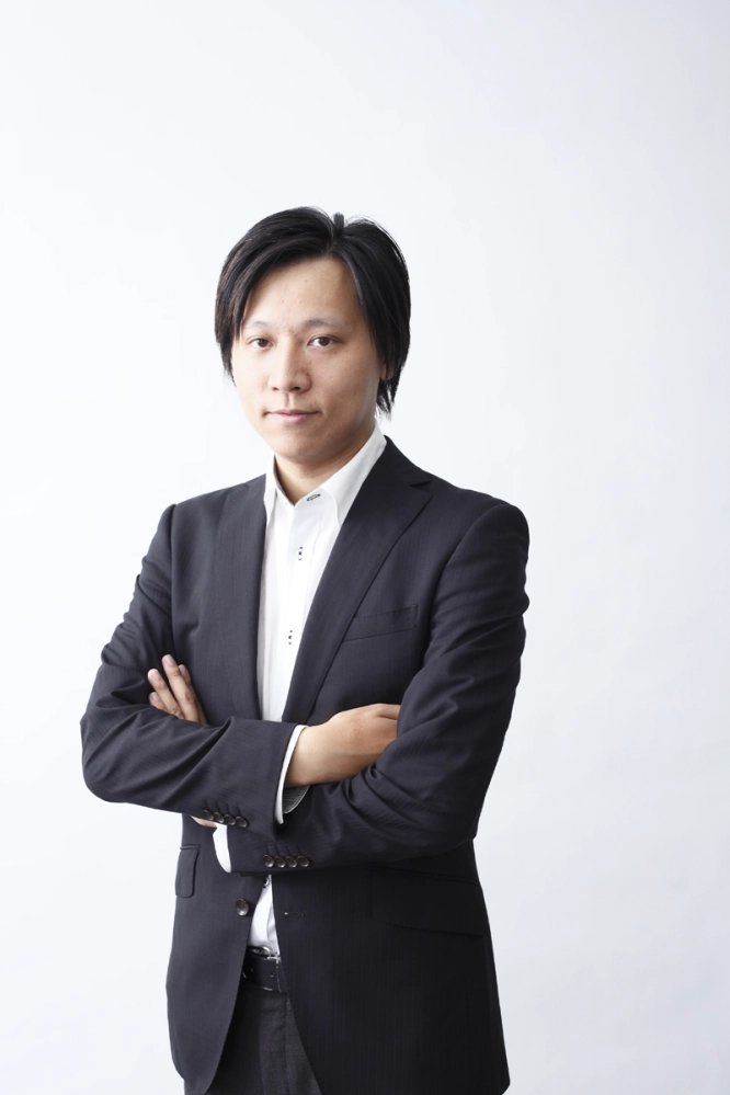 42歲的豐原明原名魏大比，在中國福建省出生，擁有東京大學物理學博士和東京工業大學計算機學博士學位。