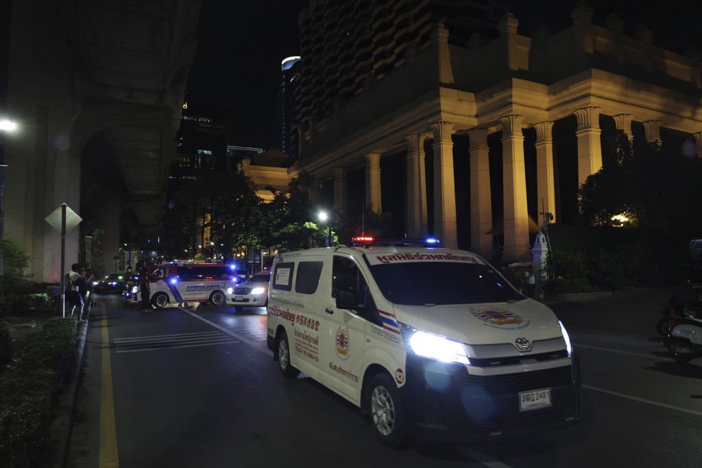 當地警方聚集在泰國曼谷愛侶灣君悅酒店外進行調查。 美聯社