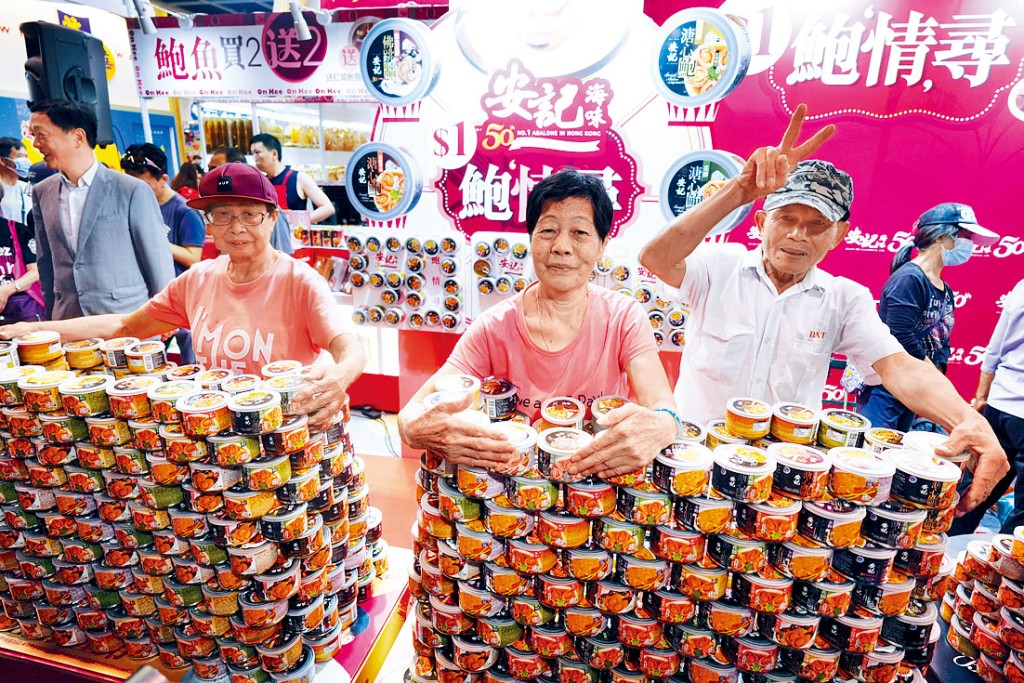 1元搶500罐鮑魚活動,聲稱已排隊近3天的贏家之一余小姐(中)表示很開心。