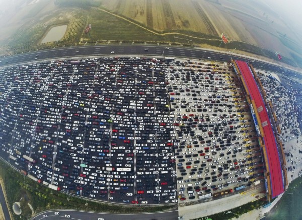 长假期北京附近的一个高速路口。