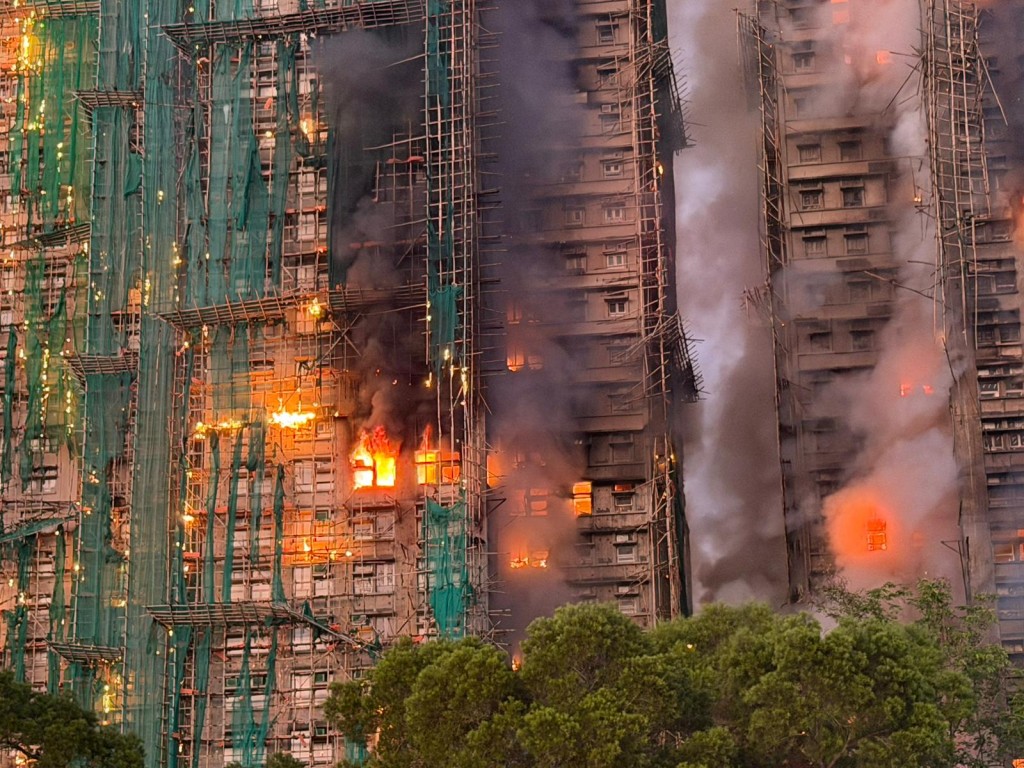 大埔宏福苑宏昌閣發生大火，其後波及旁邊多幢樓宇。曾志恒攝