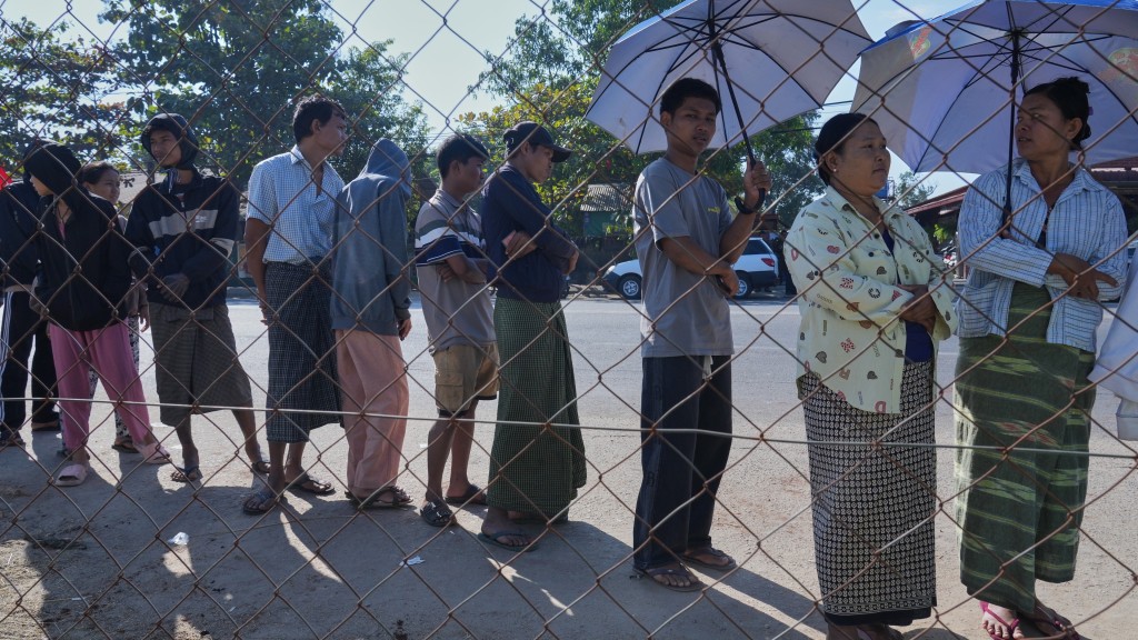 缅甸大选|选民在内比都一个票站排队等候。 美联社 缅甸大选|选民在内比都一个票站排队等候。 美联社
