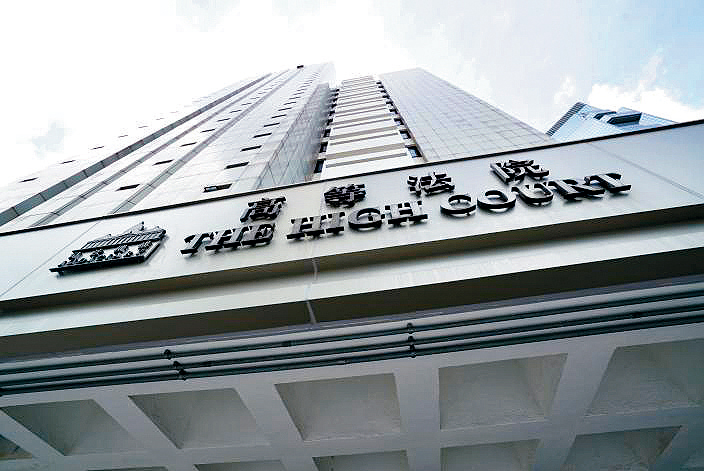 被告李翠英昨於高院承認7項盜竊罪。