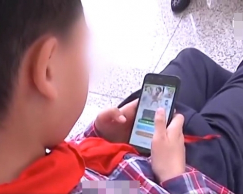 10歲男童將自己父親的喪葬錢用作打賞遊戲主播上。網圖