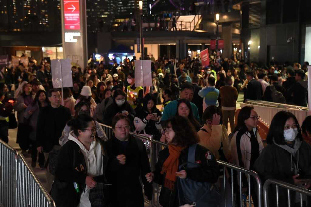 啟德體藝館外入夜後人流增多。